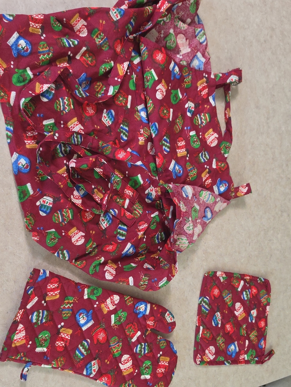 Holiday Red Mittens Print Kitchen Set